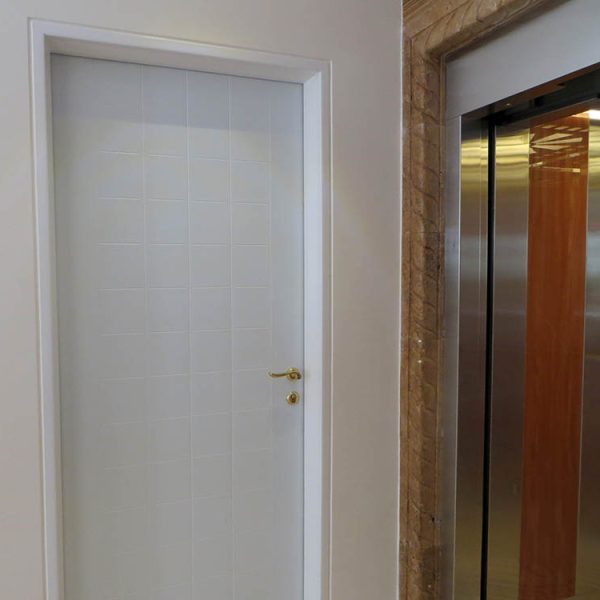 درب اتاق سفید