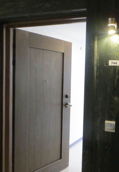 Hotel8 درب هتل با قفل کارتی