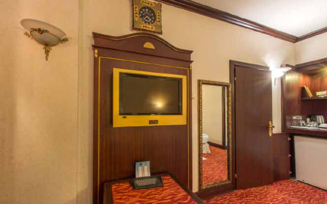 درب اتاق ارتباطی هتل فلزی با طرح چوب و با طراحی کلاسیک، مناسب برای هتل‌های لوکس و سنتی، درب اتاق هتل، درب فلزی روکش‌ٔار، درب کلاسیک