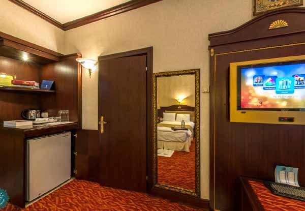 درب اتاق کانکت درب اتاق کانکت فلزی روکش دار با طراحی کلاسیک، مناسب برای هتلهای لوکس و سنتی، درب اتاق هتل، درب استیل پلاست، درب کلاسیک