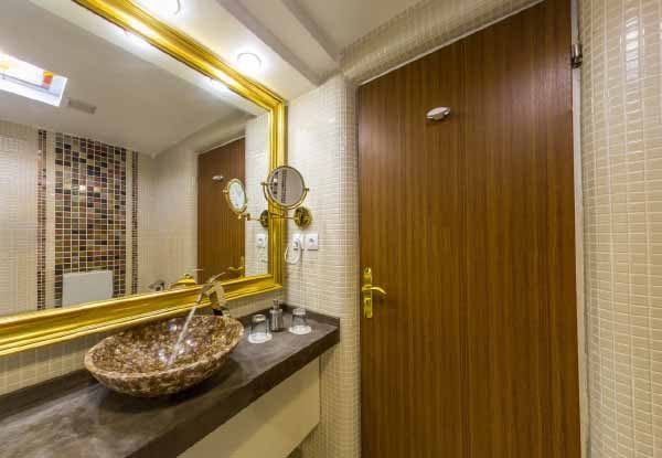 درب سرویس هتل قصر در سرویس بهداشتی هتل قصر مشهد