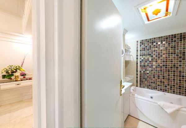 سرویس حمام هتل قصر درب سفید سرویس حمام هتل بین المللی قصر مشهد مقاوم در برابر نفوذ آب و رطوبت، درب ضد آب هتل، درب سرویس مدرن، بهترین درب اتاق هتل ضد آب